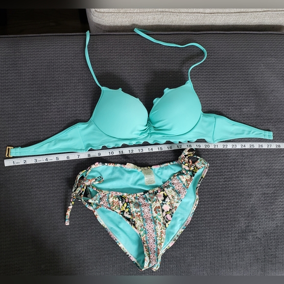 Bikini - Picture 1 of 4